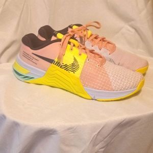 Nike women's Metcon 8 cross training athletic shoes Arctic Orange Volt size 9.5